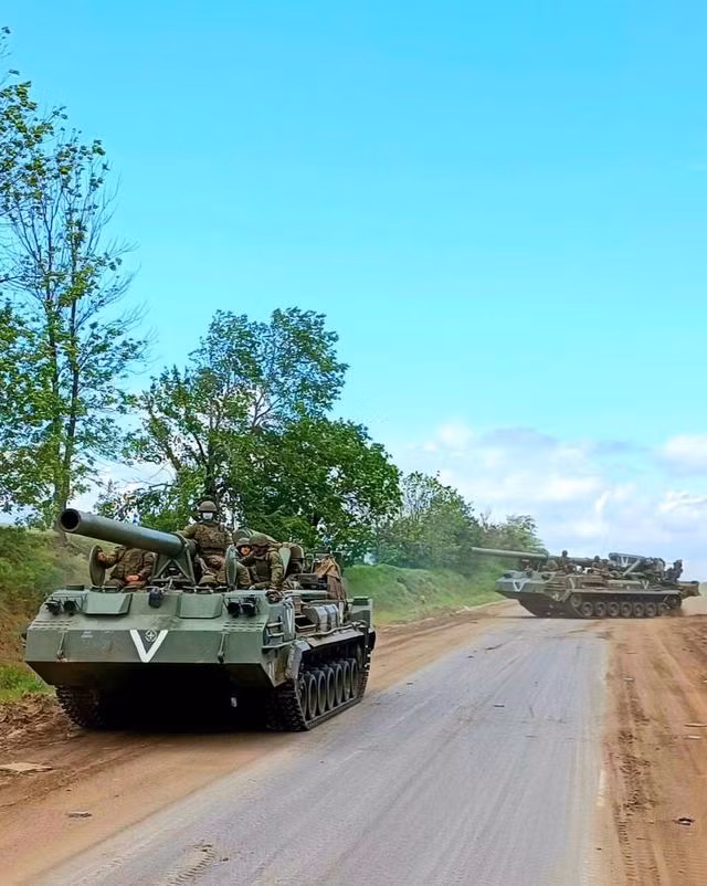 Trong trận chiến pháo binh ở vùng Donbass, Quân đội Nga có các loại lựu pháo tự hành 2S1 "Carnation" cỡ nòng 122mm, 2S3 "Acacia" cỡ nòng 152mm và lựu pháo tự hành 2S7M "Peony" cỡ nòng 203mm; đều được phát triển trong những năm 1960 và 1970. Ngoài ra các loại pháo xe kéo của Nga, cũng đóng một vai trò quan trọng.