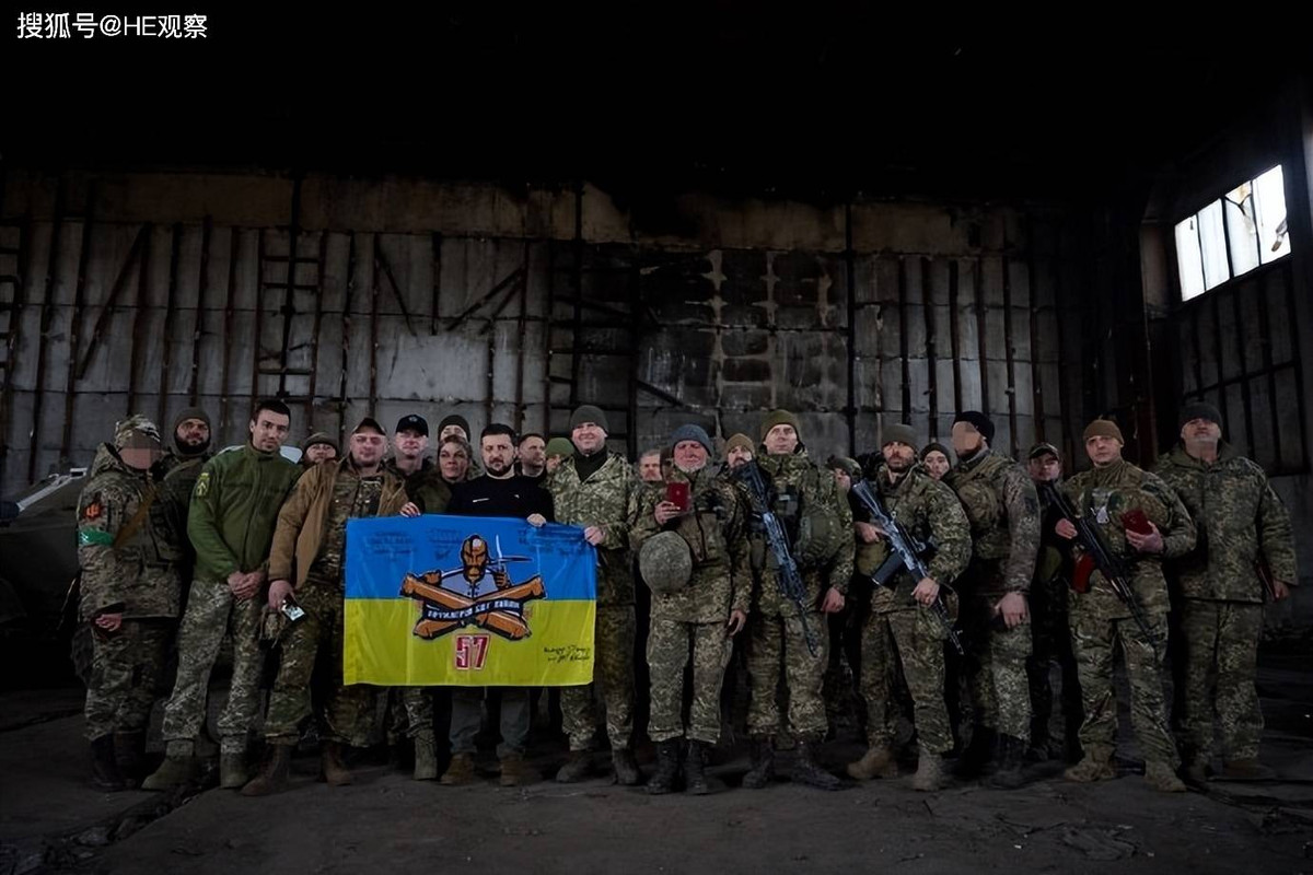 Vào ngày 22/3, Tổng thống Ukraine Zelensky đã đến thăm chiến trường Bakhmut và trao “Huân chương Danh dự” cho các binh sĩ tiền tuyến để khích lệ tinh thần. "Chúng tôi sẽ khôi phục mọi thứ, chúng tôi sẽ xây dựng lại mọi thứ", Tổng thống Zelensky tuyên bố. 