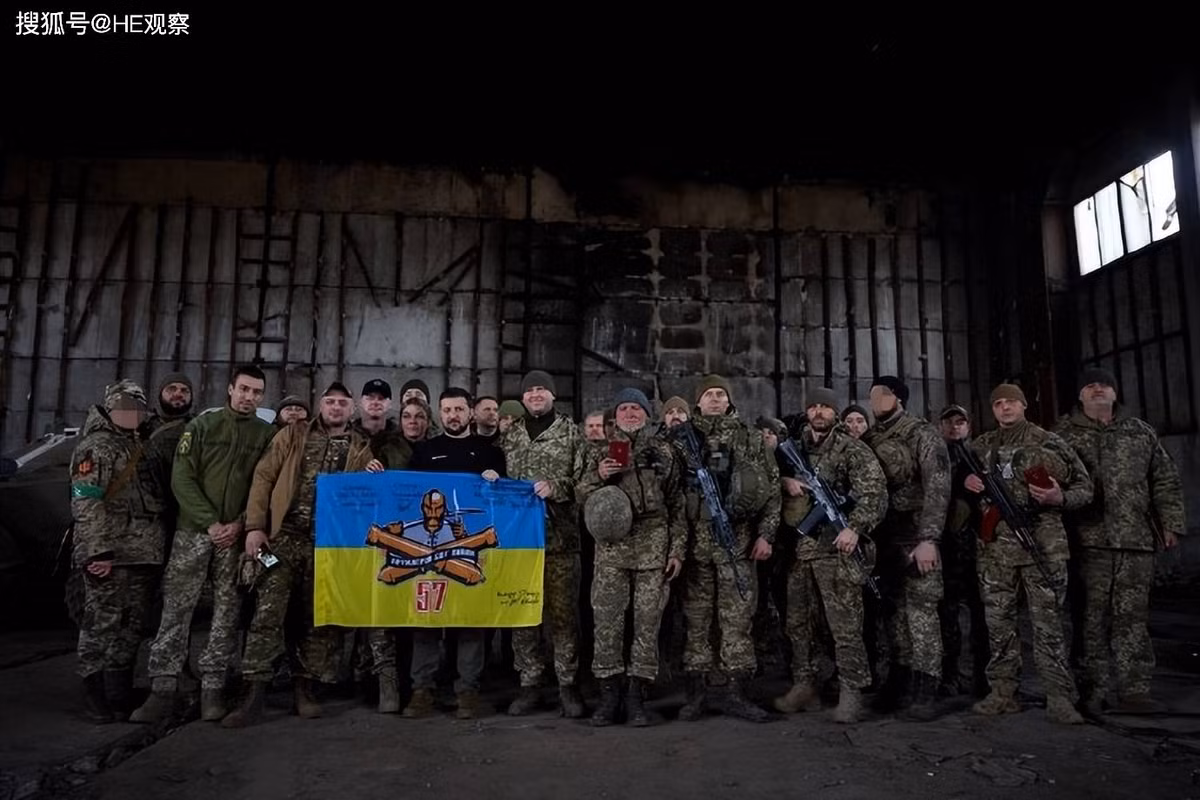 Vào ngày 22/3, Tổng thống Ukraine Zelensky đã đến thăm chiến trường Bakhmut và trao “Huân chương Danh dự” cho các binh sĩ tiền tuyến để khích lệ tinh thần. "Chúng tôi sẽ khôi phục mọi thứ, chúng tôi sẽ xây dựng lại mọi thứ", Tổng thống Zelensky tuyên bố. 