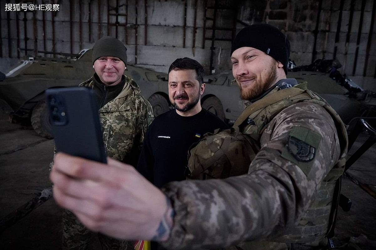 Đồng thời, Tổng thống Zelensky kêu gọi châu Âu nhanh chóng cung cấp nhiều vũ khí hơn cho lực lượng vũ trang của Ukraine và tiếp tục áp đặt các biện pháp trừng phạt bổ sung đối với Nga. 