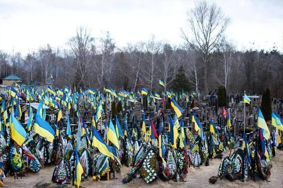 Về phía Ukraine có 2.750 UAV trinh sát bị bắn rơi, 6.320 xe tăng và xe bọc thép, 7.360 khẩu pháo và 497 bộ hệ thống phòng không đã bị phá hủy. 157.000 người thiệt mạng, 234.000 người bị thương và 17.230 binh lính bị bắt làm tù binh.