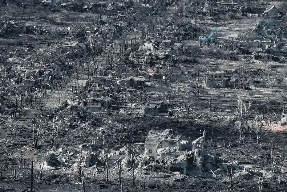 Thị trấn Marinka tuy nhỏ, nhưng do có vị trí quan trọng, nên sự giành giật giữa Nga và Ukraine diễn ra vô cùng khốc liệt, chiến trường cũng tàn khốc không kém trận Bakhmut đẫm máu, nơi được mệnh danh là "máy xay thịt". Hầu hết cư dân trong thị trấn đã sơ tán để tránh giao tranh.