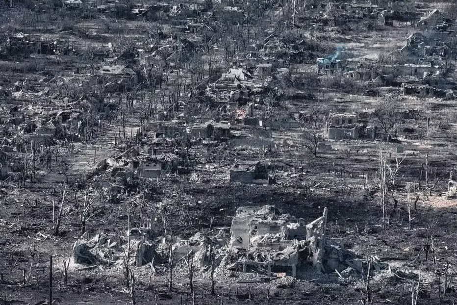 Thị trấn Marinka tuy nhỏ, nhưng do có vị trí quan trọng, nên sự giành giật giữa Nga và Ukraine diễn ra vô cùng khốc liệt, chiến trường cũng tàn khốc không kém trận Bakhmut đẫm máu, nơi được mệnh danh là "máy xay thịt". Hầu hết cư dân trong thị trấn đã sơ tán để tránh giao tranh.