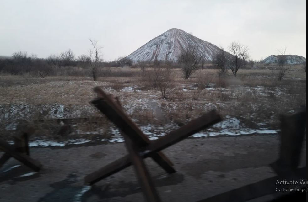 Cho dù Tổng thống Ukraine Zelensky không muốn làm như vậy, nhưng trước tình thế nguy cấp, cuối cùng ông cũng phải ra lệnh tuyên bố chấm dứt cuộc phản công lớn của Quân đội Ukraine và chuyển sang thế trận phòng ngự toàn diện trên toàn chiến trường, với hàng ngàn km tuyến phòng thủ được xây dựng.