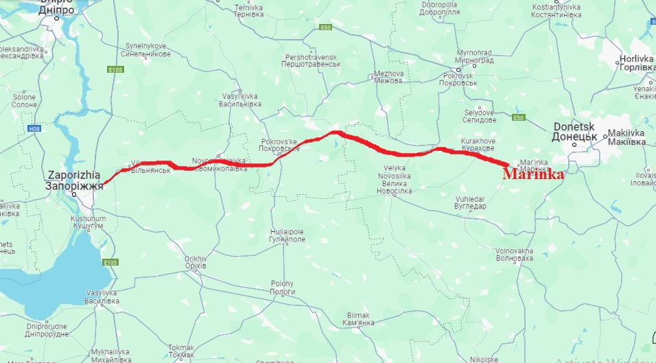 Thị trấn Marinka nằm cách thành phố Donetsk khoảng 20 km về phía Tây, là một thị trấn nhỏ chỉ rộng 2,5 km2 với hơn 10.000 cư dân trước chiến tranh. Đường cao tốc N15 nối thành phố Zaporozhye và thành phố Donetsk đi qua vùng ngoại ô Marinka, khiến vị trí chiến lược của nơi này càng trở nên quan trọng.