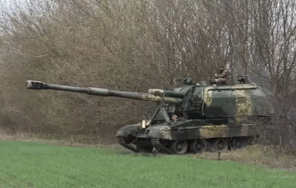 Ở sườn phía nam, quân Nga đã gần như kiểm soát toàn bộ lãnh thổ của khu bảo tồn động vật hoang dã Stupki - Golubovskie-2, điều này được xác nhận bằng đoạn video về chiếc xe bọc thép của Quân đội Nga di chuyển bình thường dọc toàn bộ khu rừng, đến vùng ngoại ô phía nam của tiểu quận Kanal. Đoạn phim được đăng trên mạng đã ghi lại cảnh lính dù Nga đột nhập vào khu dân cư. (Nguồn ảnh: Kyiv Independent, Ukrinform, CNN, Sputnik).