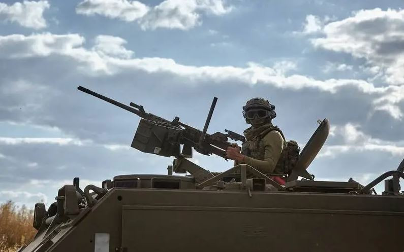 Ở phần trung tâm của tiểu quận Kanal, một nhóm thiết giáp của quân Nga đã tấn công dọc theo đường cao tốc O0506 đi vào phố Zelena ở cửa ngõ Chasov Yar, nhưng đã bị quân Ukraine chặn đánh quyết liệt.