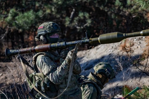 Sau khi mất một số xe bọc thép, quân Nga đã tiếp cận được những ngôi nhà liền kề với địa phận của Trường trung học số 77 và đổ bộ lính dù. Theo một vài thông tin, các nhóm tấn công của Nga đã giành được chỗ đứng trong những ngôi nhà năm tầng đầu tiên trên phố Gorbatova.