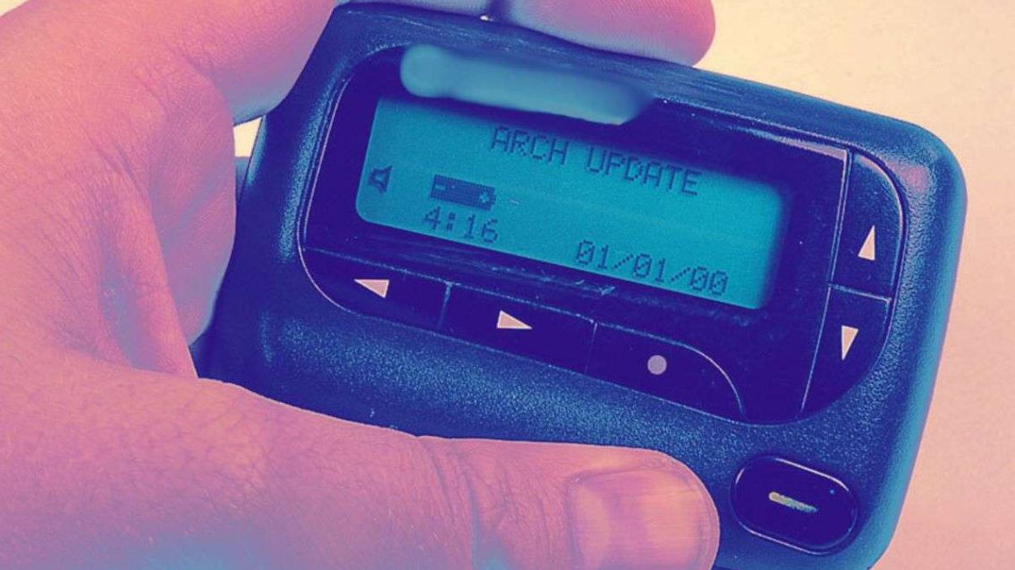 Máy nhắn tin là một phương tiện dùng để truyền tải thông tin, nhưng nó chỉ nhận được văn bản, chứ không phải tín hiệu giọng nói hay hình ảnh. Nó không có micrô, máy quay video, kết nối internet, ăng-ten từ xa, wi-Fi, phần mềm phức tạp - nghĩa là không có gì có thể kết nối từ xa với loại máy nhắn tin này. Ngoài ra không thể biết vị trí chiếc máy đó đang ở đâu, khác xa với máy điện thoại di động. 