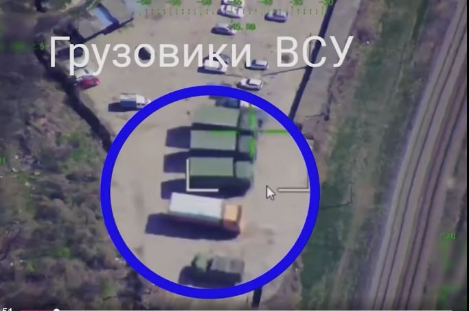 Kênh Milinfolive, cuối tuần trước đăng video ghi lại đòn tập kích bằng UAV cảm tử Geran-2 của Nga, nhằm vào điểm tập kết của quân đội Ukraine tại tỉnh Sumy. Trong video, UAV trinh sát phát hiện 3 xe tải quân sự hạng nặng đỗ sát nhau, xung quanh là nhiều xe dân sự và một xe tải quân sự cỡ nhỏ.