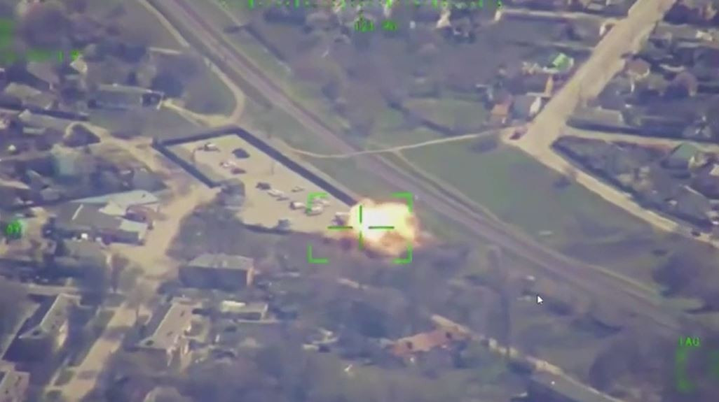 Trận tấn công của UAV Geran-2 bắt đầu bằng một chiếc lao thẳng vào mục tiêu và phát nổ, khiến các xe tải quân sự bốc cháy dữ dội. UAV trinh sát tiếp tục quần thảo để theo dõi hiện trường, cho thấy vụ nổ thứ cấp bùng lên sau đó, dường như do đạn dược trên xe bị kích hoạt.