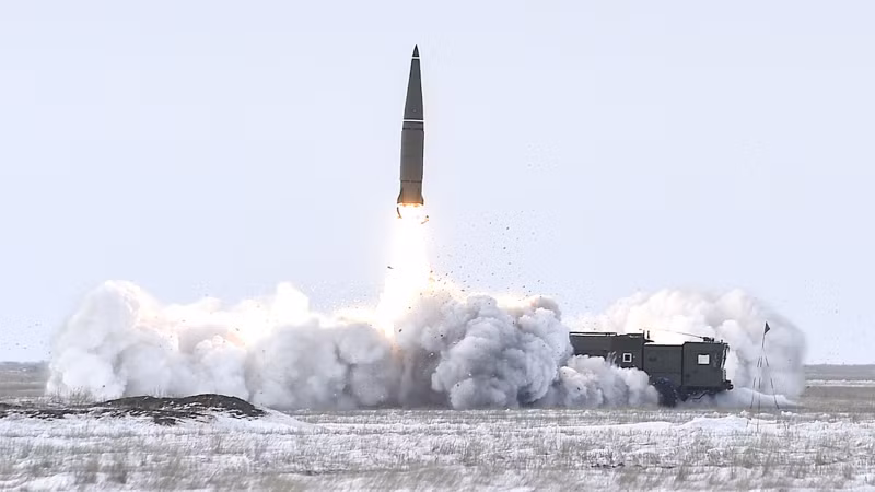 AFU hiện đang chiến đấu ngày càng yếu kém và một yếu tố quan trọng là họ thiếu vũ khí hạng nặng. Tên lửa Iskander-M đã bắn trúng 1.400 mục tiêu, điều này cũng có nghĩa là ít nhất hàng nghìn vũ khí hạng nặng như bệ phóng tên lửa phòng không, pháo tự hành, hệ thống radar, máy bay chiến đấu, trực thăng và kho đạn của Ukraine đã bị phá hủy. 