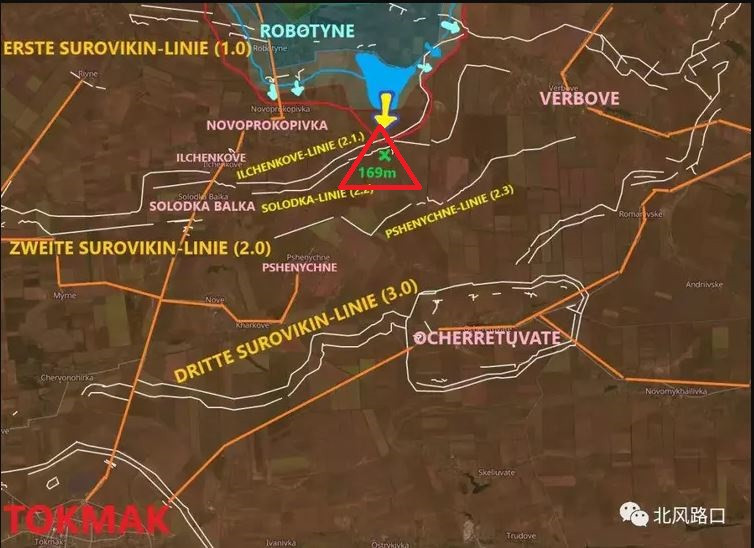 Các nhà phân tích quân sự cho rằng, quân Nga bố trí “đội hình túi” và đợi quân Ukraine tiến vào vòng vây tiêu diệt. Hiện Quân đội Ukraine chỉ cách Tokmak chừng chục km, điều thuận lợi là họ đã chiếm được ngọn đồi cao 169 mét ở phía đông làng Novi Prokopivka, nơi pháo binh được triển khai và bắn phá phía bắc và phía nam.
