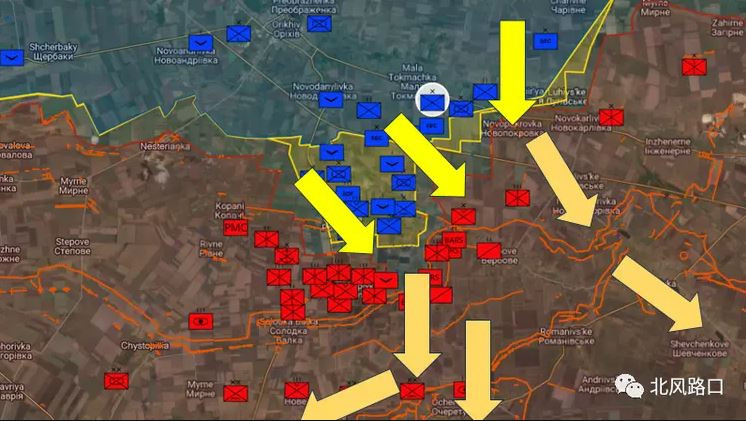 Trên bản đồ cập nhật hàng ngày, quân đội Ukraine dường như đang bao vây Tokmak từ bốn hướng, tập trung vào cả chính diện và hai bên sườn. Copani ở điểm A vẫn đang tiến lên; Novi Prokopivka tại điểm B hiện là khu vực gần Tokmak nhất, quân đội Nga tại đây đã tăng viện Sư đoàn dù tinh nhuệ số 76. Có thể tưởng tượng quân Ukraine đang quyết tâm tấn công như thế nào.