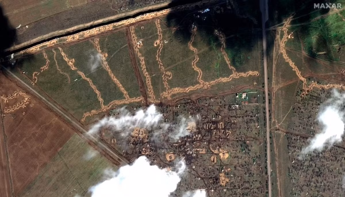 Tại phía nam làng Rabotino, có một hệ thống các chiến hào, hầm đào và đường hầm ngầm của Nga được kết nối với nhau, cho phép quân Nga thuận lợi trong việc vận chuyển quân, vũ khí và đạn dược từ các vị trí chiến thuật khác nhau dọc theo mặt trận. Cùng với đó là các bãi mìn, trận địa hỏa lực, ngăn cản bước tiến của Quân đội Ukraine.