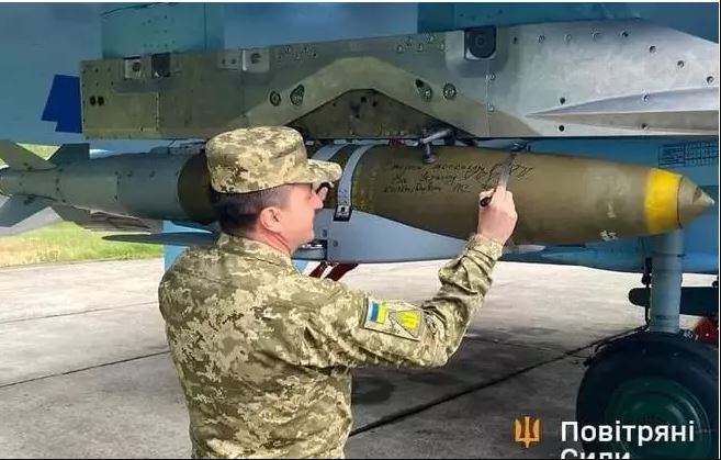 Để tăng cường hỏa lực cho lực lượng tiến công trên hướng Rabotino, Không quân Ukraine cũng đã sử dụng bom lượn có điều khiển JDAM của Mỹ viện trợ, có trọng lượng từ 230 đến 960 kg, được thả ở khoảng cách từ mục tiêu từ 40 đến 75 km, nhằm phá hủy các công sự kiên cố bằng bê tông của quân Nga.