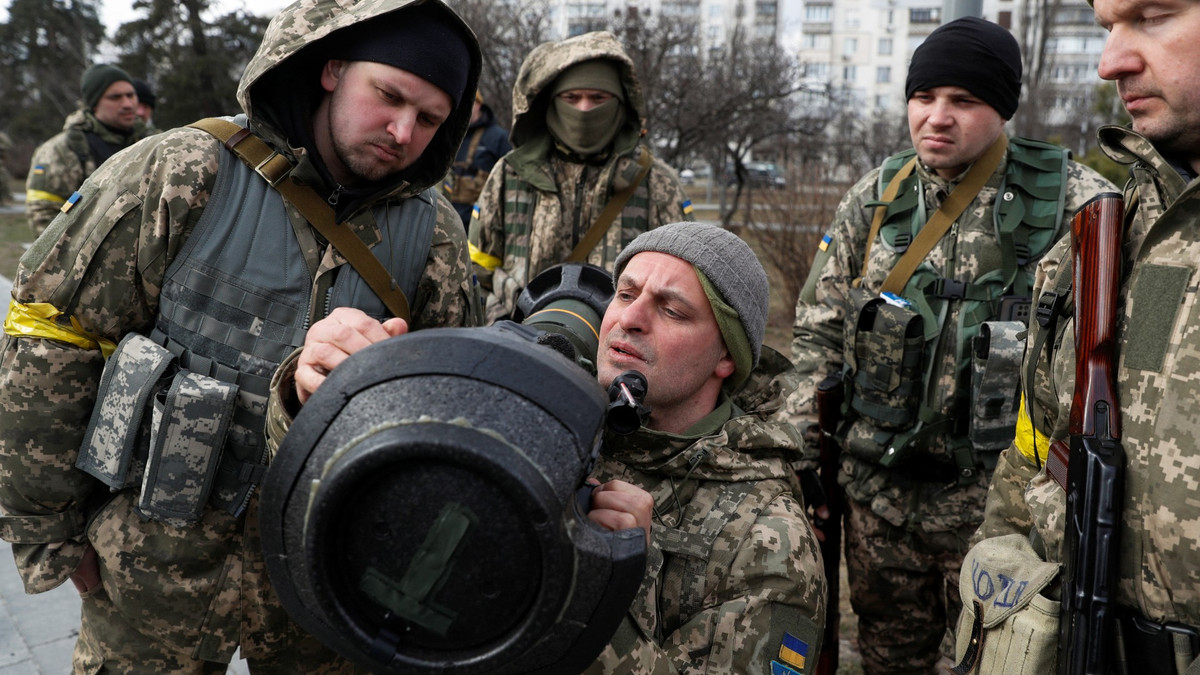 Phổ biến nhất từ đầu cuộc chiến là các phân đội chống tăng cơ động, của các lực lượng đặc biệt, để tấn công đường tiếp tế hậu cần của Quân đội Nga. Còn phần lớn quân chủ lực của Ukraine, chỉ dám ẩn nấp trong chiến hào và bị quân Nga tấn công; chứ thực lực không dám chủ động mở cuộc tấn công thực địa vào Quân đội Nga.