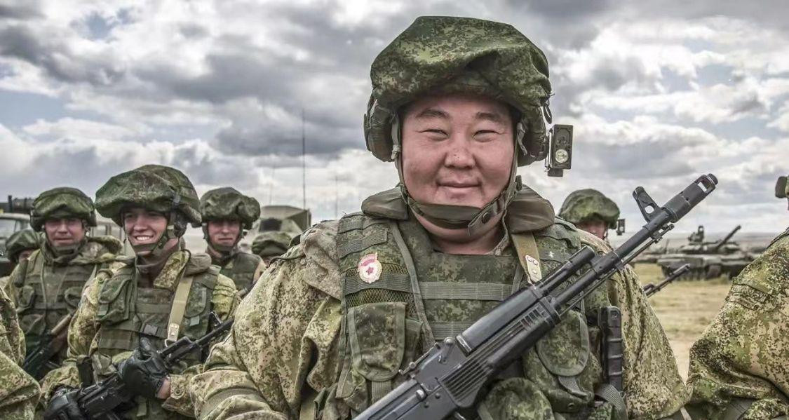 Nhiều binh sĩ hợp đồng trong Quân đội Nga đến từ những vùng xa xôi. Tỷ lệ thất nghiệp rất cao và mức sống cực kỳ thấp ở các vùng kinh tế khó khăn của Nga. Hầu hết họ có xuất thân ở các khu vực “vùng sâu, vùng xa” như Siberia hoặc Trung Á và họ không thể kiếm được việc làm tốt ở các đô thị như Moscow hay St.Petersburg.