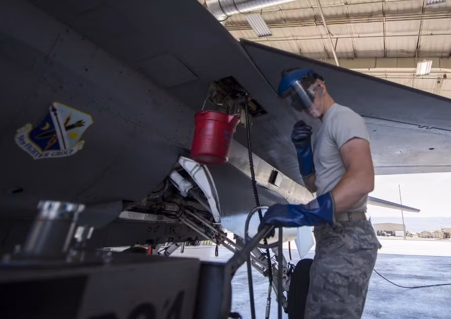 Dù vậy, việc sử dụng máy bay chiến đấu F-16 ở quy mô này (50 chiếc), cũng nằm ngoài khả năng của Không quân Ukraine, dù là về nhân sự, huấn luyện, phụ tùng hay vũ khí, đạn dược, đều cần đến sự trợ giúp của phương Tây; chưa kể đến hệ thống hạ tầng hỗ trợ. (Nguồn ảnh: Ukrinform, CNN, cm.163).