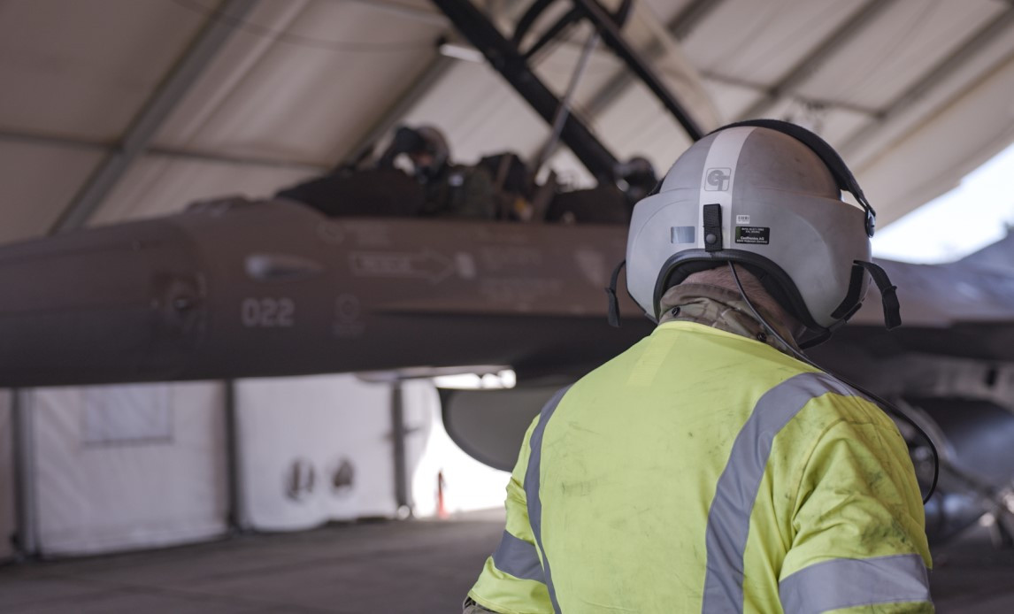 Vào ngày 23/5, hãng tin Ukraine Ukrinform dẫn lời Ilya Evrash, phát ngôn viên của Lực lượng Không quân Ukraine, thông báo rằng lớp thợ kỹ thuật bảo trì máy bay chiến đấu F-16 được đào tạo đầu tiên ở phương Tây, đã trở về Ukraine. “Tất nhiên, càng có nhiều chuyên gia như vậy thì càng tốt", Evrash nhấn mạnh.