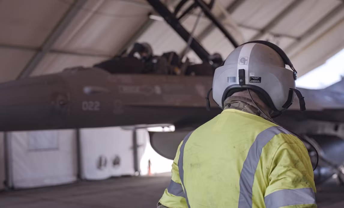 Vào ngày 23/5, hãng tin Ukraine Ukrinform dẫn lời Ilya Evrash, phát ngôn viên của Lực lượng Không quân Ukraine, thông báo rằng lớp thợ kỹ thuật bảo trì máy bay chiến đấu F-16 được đào tạo đầu tiên ở phương Tây, đã trở về Ukraine. “Tất nhiên, càng có nhiều chuyên gia như vậy thì càng tốt", Evrash nhấn mạnh.