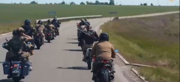 Chiến thuật mô tô, tuy có vẻ “tuyệt vọng”, nhưng lại rất hiệu quả trong một số điều kiện nhất định. Khả năng cơ động nhanh của xe mô tô khiến chúng trở thành lực lượng tấn công linh hoạt, đặc biệt khi đối mặt với tuyến phòng thủ Ukraine, chúng có thể nhanh chóng xuyên thủng và gây hỗn loạn.