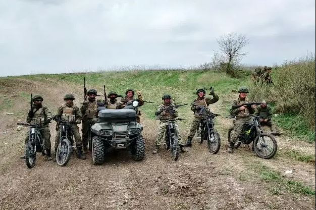 Việc áp dụng chiến thuật mô tô trên chiến trường nhằm mục đích thích ứng với các điều kiện chiến đấu cụ thể, hơn là phản ánh tình trạng thiếu lực lượng thiết giáp của Nga; đặc biệt là trong bối cảnh UAV mang vũ khí được sử dụng nhiều trên chiến trường Ukraine như hiện nay.