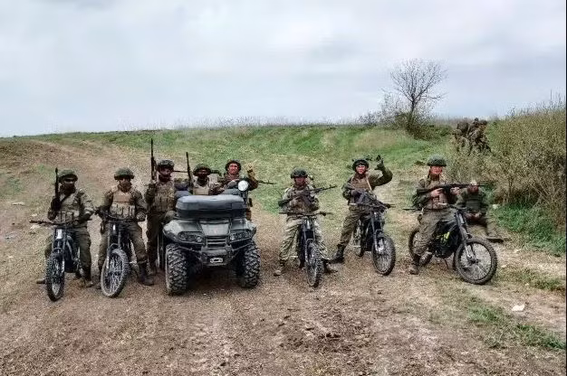 Việc áp dụng chiến thuật mô tô trên chiến trường nhằm mục đích thích ứng với các điều kiện chiến đấu cụ thể, hơn là phản ánh tình trạng thiếu lực lượng thiết giáp của Nga; đặc biệt là trong bối cảnh UAV mang vũ khí được sử dụng nhiều trên chiến trường Ukraine như hiện nay.