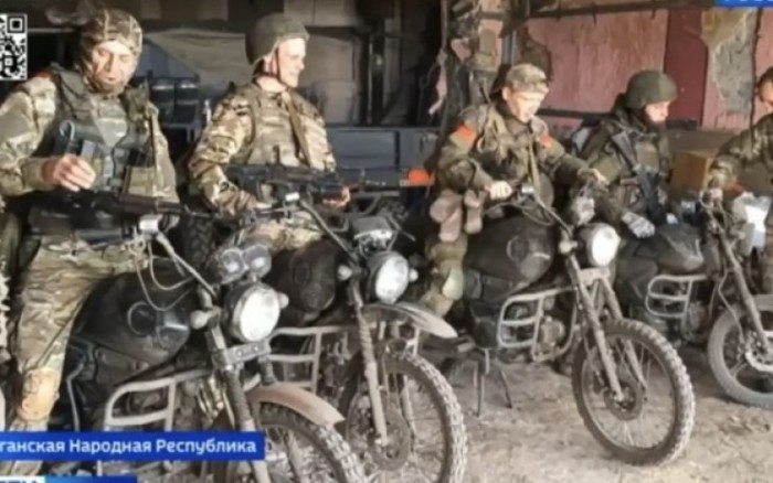 Ngày 14/7, Quân đội Nga công bố đoạn video ghi lại cảnh 3 sĩ quan, binh sĩ thuộc đội biệt kích Nga, lao đi trên xe máy giữa hỏa lực pháo binh của quân Ukraine. Dù đạn pháo Ukraine rơi gần những người đi xe máy, nhưng họ không dừng lại và tiếp tục tấn công các vị trí của Ukraine.