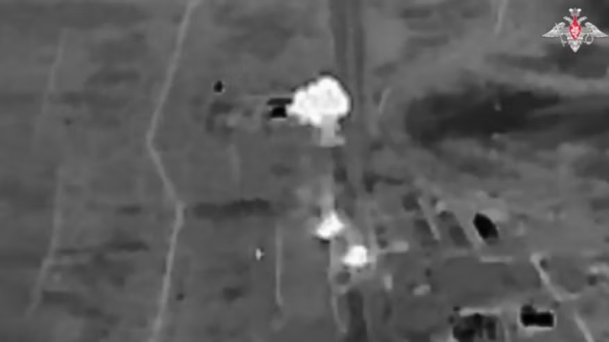 Theo Bộ Quốc phòng Nga, cuộc tấn công được thực hiện vào một nhà chứa máy bay ở làng Novopetrovka, nơi phát hiện một bệ phóng HIMARS với đầy đủ đạn vào trú ẩn. Sau đòn tấn công chính xác, nhà chứa máy bay đã bị phá hủy hoàn toàn, cùng với các thiết bị quân sự bên trong. 