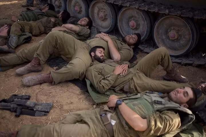 Trên thực tế, trong Chiến tranh thế giới thứ hai, quân đội các nước đã nhận ra vấn đề thiếu ngủ của binh lính trên chiến trường, nên đã bắt đầu nghiên cứu các "công nghệ đen" khác nhau, để tăng cường sự "tỉnh táo" cho binh lính. 