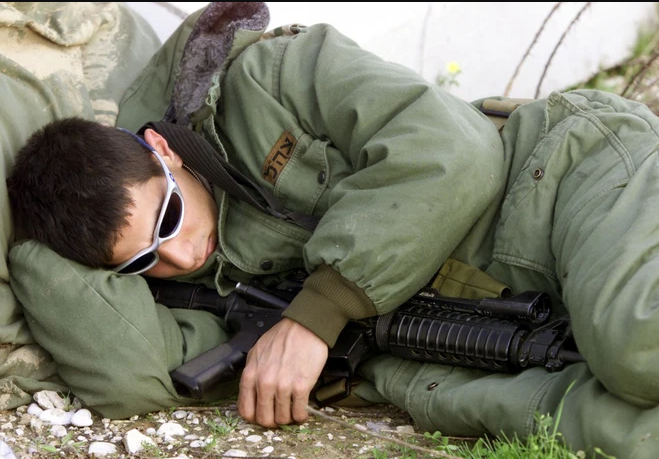 Sự mất cân bằng về thể chất và tâm lý như thế này, chắc chắn là rất lớn đối với binh lính, chưa kể đến việc mất ăn, mất ngủ nghiêm trọng, sẽ dẫn đến chức năng sinh lý của con người cũng sẽ bị ảnh hưởng nghiêm trọng. Vì vậy, đối với một người lính, 48 giờ không ngủ được coi là giới hạn sinh lý tối đa.