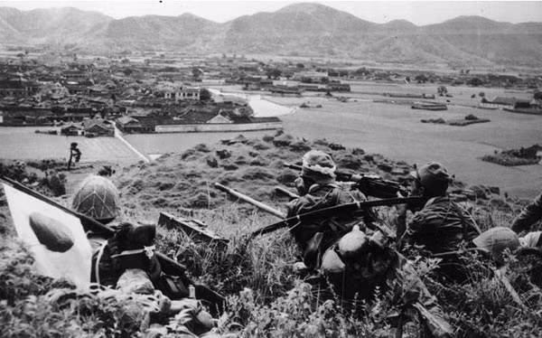 Điều đáng chú ý là methamphetamine không chỉ được phân phát cho binh lính quân chủng lục quân, mà các phi công tiêm kích còn sử dụng methamphetamine, để chống cơn buồn ngủ, khi làm nhiệm vụ đường dài.