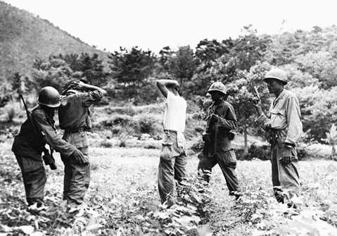 Hầu hết các tù nhân đều có hình xăm trên cơ thể để thể hiện lòng trung thành với chính phủ mới của họ, nhưng các báo cáo cũng cho thấy một số trong số họ đã bị các tù nhân có tư tưởng phản cách mạng cưỡng bức xăm mình trong các cuộc xung đột ở nhà giam.