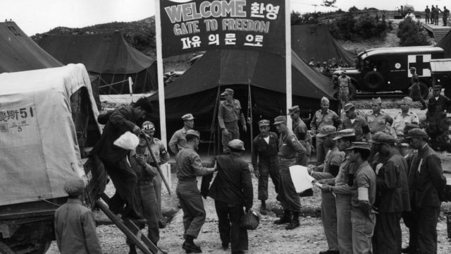 Tù nhân chiến tranh đóng một vai trò quan trọng trong việc tiếp tục cuộc chiến năm 1951. Trong các cuộc đàm phán đình chiến ở Bàn Môn Điếm, nguyên nhân chính gây trở ngại cho việc dàn xếp một hiệp định đình chiến cuối cùng trong suốt mùa đông 1951-1952 xoay quanh việc trao đổi tù nhân.