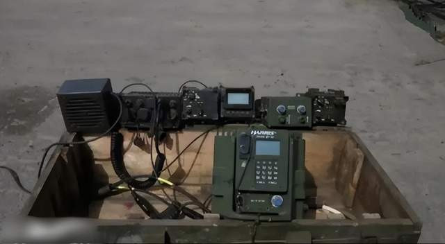 Đồng thời, dựa vào sự hỗ trợ thông tin hóa của NATO, các trận địa phòng ngự dã chiến của Quân đội Ukraine đều được trang bị các thiết bị trinh sát, giám sát bằng máy bay không người lái và bố trí các đài quan sát pháo binh. 