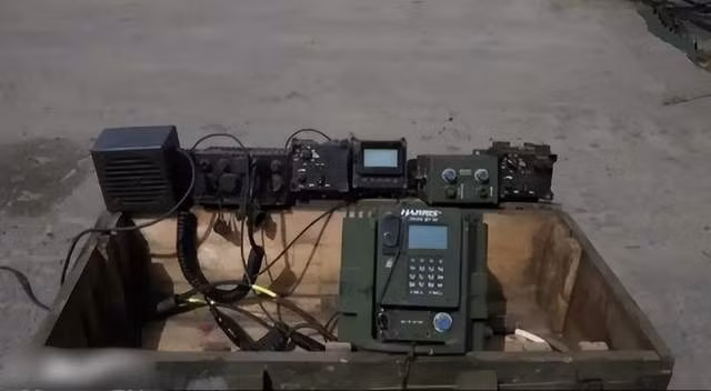 Đồng thời, dựa vào sự hỗ trợ thông tin hóa của NATO, các trận địa phòng ngự dã chiến của Quân đội Ukraine đều được trang bị các thiết bị trinh sát, giám sát bằng máy bay không người lái và bố trí các đài quan sát pháo binh. 