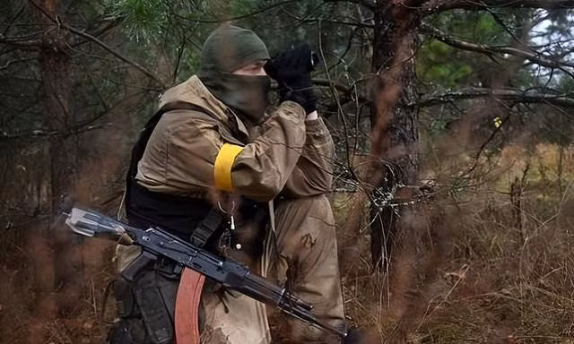 Ngoài ra, quân đội Ukraine đã tiến hành vô số cuộc diễn tập liên quan đến thế trận phòng thủ của Bakhmut. Tất cả các vị trí bắn, góc tấn và thậm chí cả các hầm chứa pháo và đường xe tăng cơ động phản kích, cũng được tính toán nhiều lần, trước khi chúng được hoàn thành. 