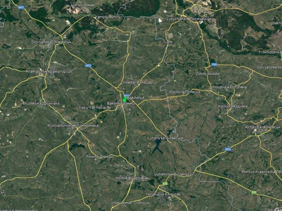Mặc dù trong bối cảnh như vậy, Nga chưa bao giờ tính đến việc từ bỏ việc tràn ngập Bakhmut, do vị trí địa lý chiến lược của nó với khu vực Donbass. Đây là nơi giao nhau của ba tuyến đường cao tốc và tuyến đường sắt có thể đến Moscow. Ngoài ra, các thành phố từ phía tây và phía bắc Bakhmut, về cơ bản đều thuộc khu vực đồng bằng rộng lớn. 