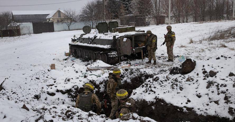 Các trận địa phòng ngự của quân đội Ukraine ở Bakhmut được xây dựng đặc biệt, hầu như tất cả đều tập trung vào một tổ hợp công trình, phía sau có một hoặc nhiều điểm cao có lợi về mặt chiến thuật, để triển khai các trận địa pháo binh; xung quanh bố trí một số lượng lớn các công sự, trận địa phòng ngự dã chiến. 