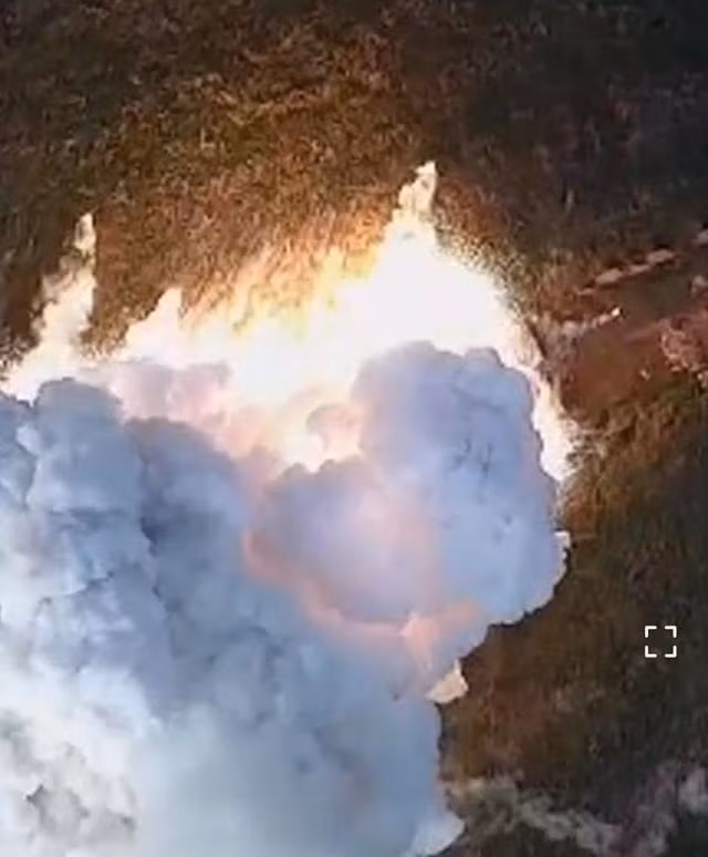 Theo đoạn video do Bộ Quốc phòng Nga công bố, quân đội Nga đã sử dụng UAV tự sát Lancet để thực hiện một cuộc tấn công chính xác vào một tổ hợp phương tiện phóng hệ thống phòng không S-300 của Ukraine, làm nổ tung hệ thống phòng không S-300 của quân đội Ukraine. 