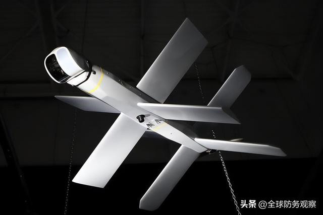 Mẫu UAV tự sát Lancet-3 có thời gian bay 40 phút trên không, tốc độ bay 110 km/h và có thể mang đầu đạn nặng 3 kg. Ngoài ra còn có phiên bản UAV tự sát Lancet-1 hạng nhẹ, với thời gian bay 30 phút và đầu đạn nặng 1 kg. Tất cả các mẫu UAV tự sát Lancet của Nga đều chạy bằng điện.