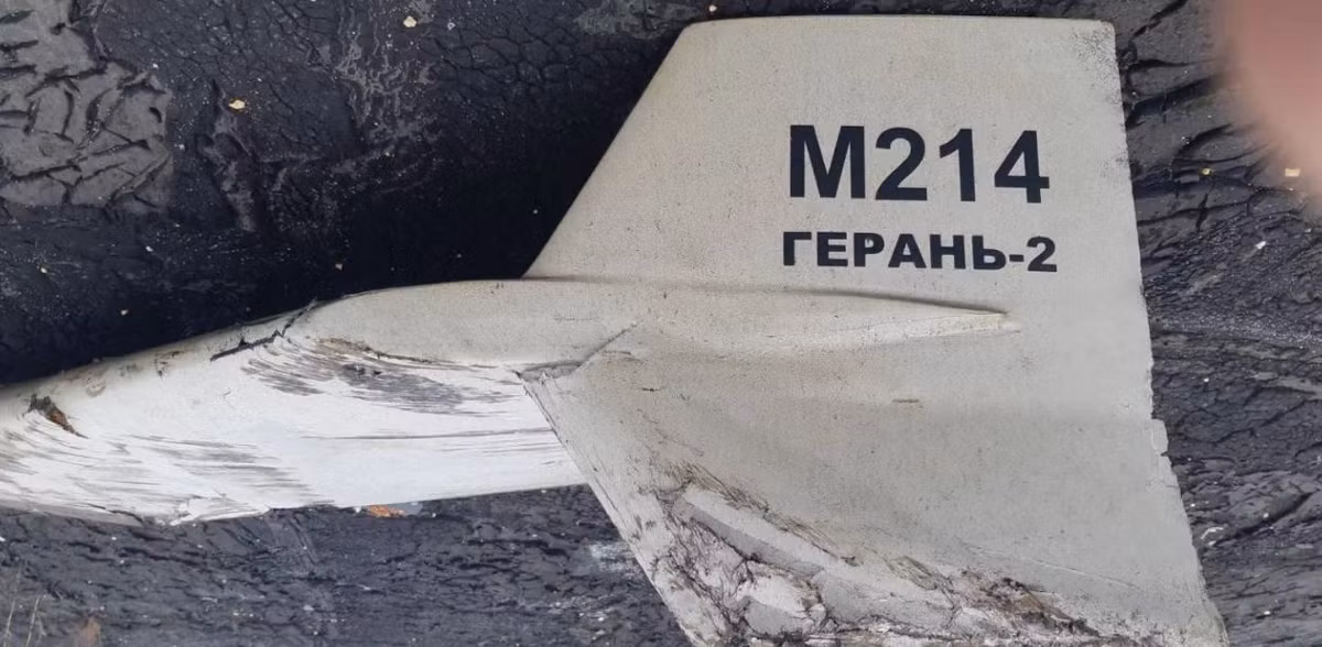 Quân đội Nga đã sử dụng rất nhiều UAV tự sát Geran-2 trên chiến trường Ukraine, có một số chiếc trong số đó, đã rơi nhưng không phát nổ, cho ta thấy ngoại hình và cấu tạo đơn giản nhưng cực kỳ thực dụng của loại vũ khí này.