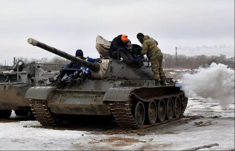 Sau khi Thế chiến thứ hai kết thúc, Quân đội Liên Xô bắt đầu được trang bị một số lượng lớn vũ khí và thiết bị hạng nặng tiên tiến, đặc biệt là xe tăng chiến đấu chủ lực T-54.