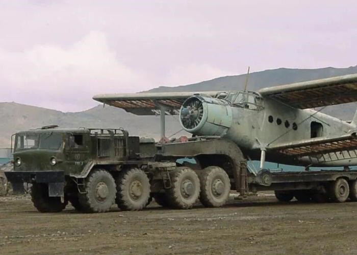 Xe đầu kéo hạng nặng này có vẻ ngoài đáng kinh ngạc, với chiều dài 9 mét và chiều rộng gần 3 mét; chiếc xe đầu kéo khổng lồ này lớn hơn nhiều lần so với tất cả các xe đầu kéo bánh lốp do Liên Xô sản xuất trước đây.