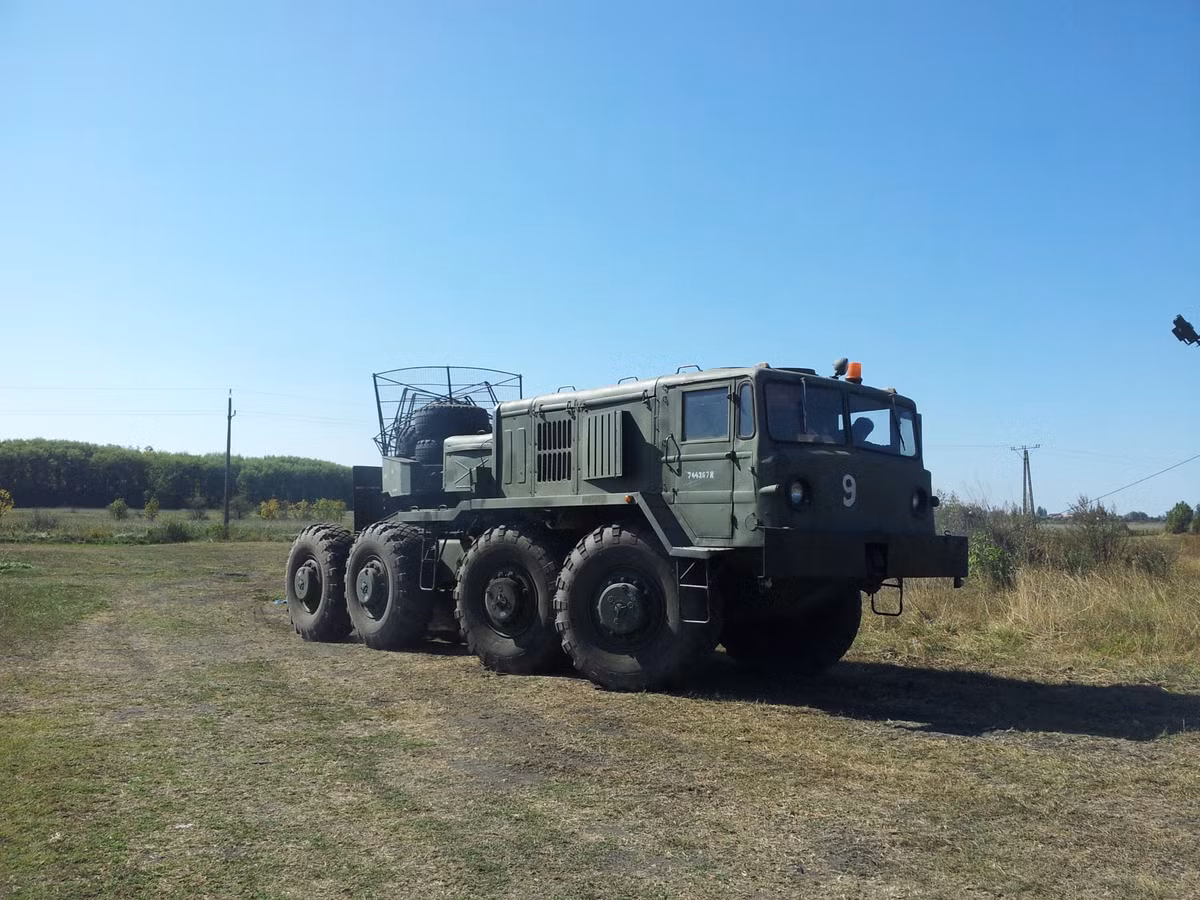 Các kỹ sư Belarus ở Phòng thiết kế Minsk đã có đóng góp to lớn trong việc phát triển xe đầu kéo MAZ-537 cho Quân đội Liên Xô và loại xe đầu kéo này đã phục vụ trong nhiều thập kỷ. Trong quá trình phục vụ, MAZ-537 đã thực hiện nhiều nhiệm vụ khó khăn và có nhiều đóng góp to lớn.