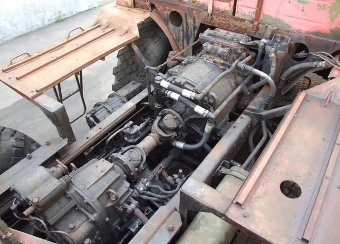 Hiệu suất năng lượng mạnh mẽ như vậy cũng tiêu tốn một lượng nhiên liệu đáng kinh ngạc, khi tiêu thụ hết 125 lít dầu diesel để đi được quãng đường 100 km. Tốc độ tối đa của xe Maz-537 trên đường nhựa là 55-60km/h; dự trữ hành trình 650km.