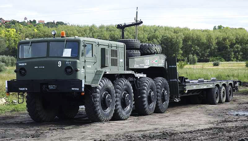 Xe đầu kéo MAZ-537 được trang bị động cơ diesel D12A525A có dung tích 39 lít, là phiên bản cải tiến của động cơ diesel 12 xi-lanh dùng trên xe tăng. Khi tốc độ là 2000 vòng/phút, nó có thể tạo ra công suất 525 mã lực.