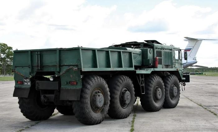 Xe đầu kéo MAZ-537 có nhiều biến thể, trọng tải tối đa 68 tấn. Nếu cần thiết, MAZ-537 có thể được trang bị khoang chở hàng và khoang chở quân ở phía sau xe để vận chuyển quân. Cabin xe rất rộng rãi, có thể chứa 4 người, gồm một lái xe.