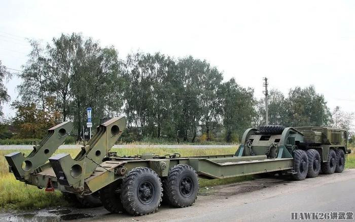 Các chỉ số thiết kế chính của xe đầu kéo bánh lốp mới là khả năng chịu tải cao, hiệu suất vượt địa hình tuyệt vời và độ tin cậy. Xe đầu kéo bánh lốp hạng nặng đầu tiên được quân đội Liên Xô chấp thuận và đưa vào sản xuất hàng loạt là MAZ-537.